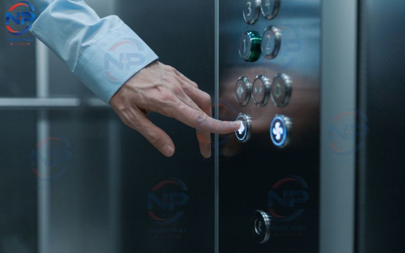Cửa thang máy đóng mở không ổn định