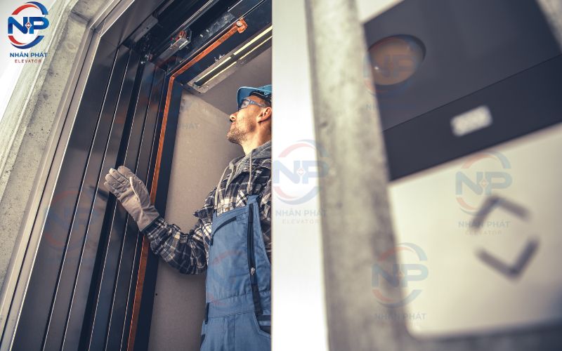 Những dấu hiệu cần sửa chữa thang máy chung cư kịp thời