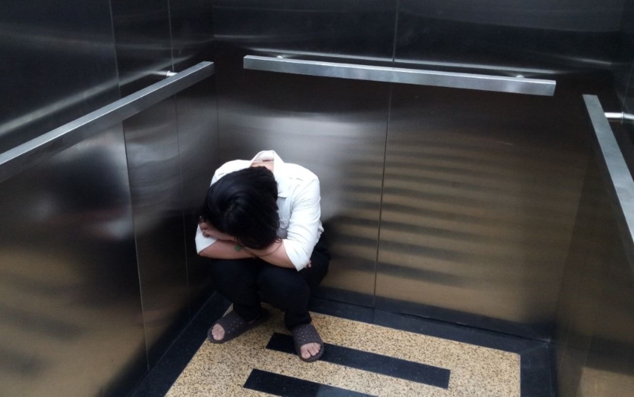 Những điều cần lưu ý để đảm bảo an toàn khi thang máy gặp sự cố
