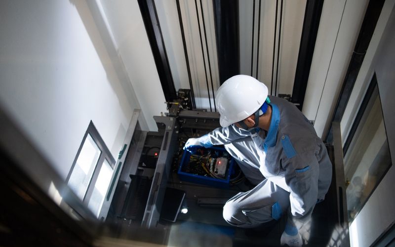 Những rủi ro tiềm ẩn khi sử dụng thang máy kém chất lượng